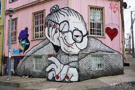 What is the street art scene like in Valparaíso