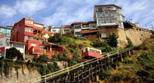 What is the history behind the Ascensores (funiculars) in Valparaíso