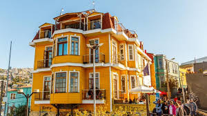 What is the best way to see Valparaíso’s architecture