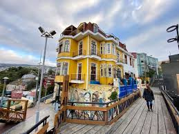 What is the best way to explore the hills of Valparaíso