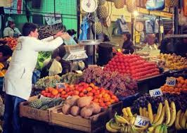 What is the local market scene like in Valparaíso