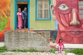 What is the significance of the colorful houses in Valparaíso